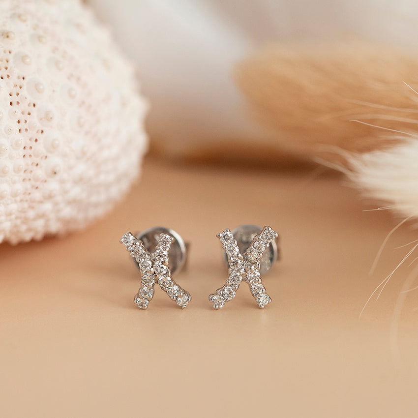 18 karat white gold diamond stud earrings