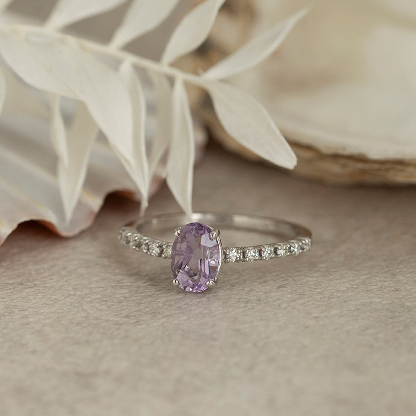 Witgouden ring met amethist en diamant 14 karaat
