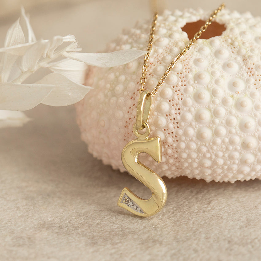 Gouden hanger letter S met diamant 14 karaat