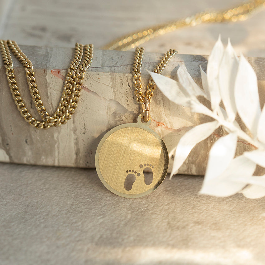 Gouden graveerhanger met voetjes 14 karaat*nieuw
