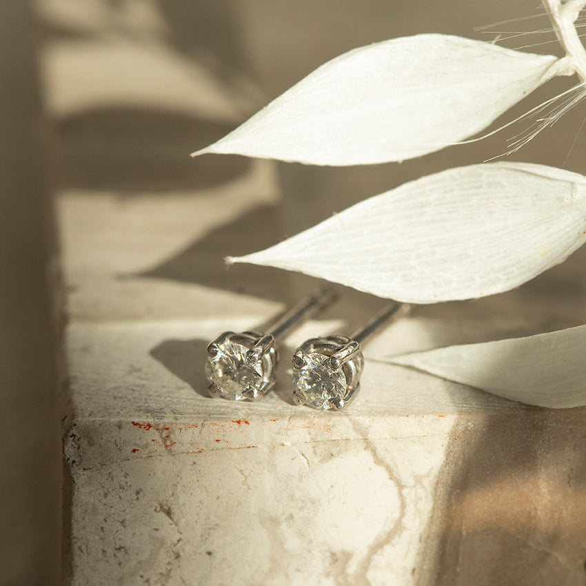 White gold solitaire diamond stud earrings, 14 karat *new