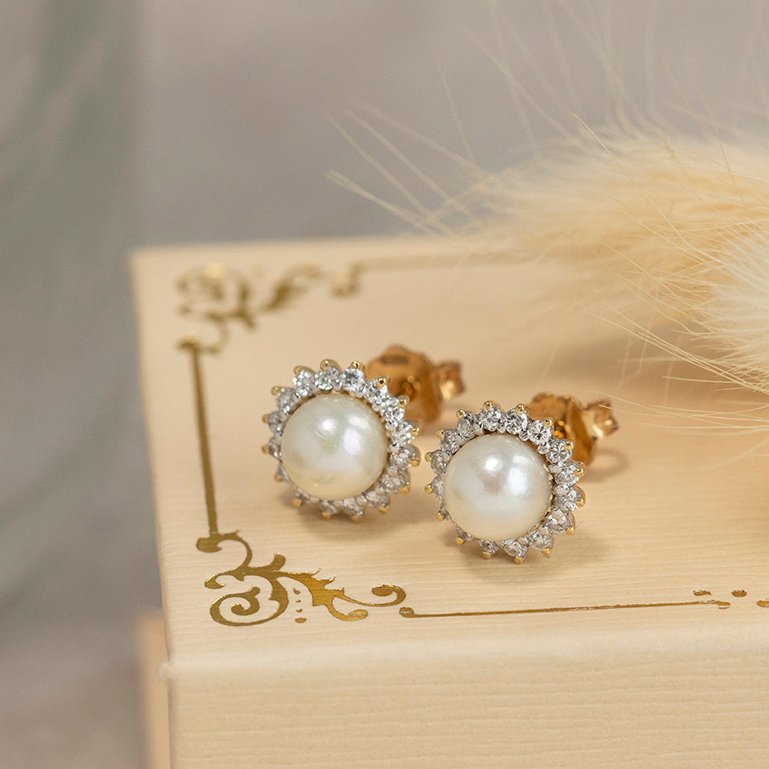 Gouden entourage oorstekers met parel en diamant 18 karaat