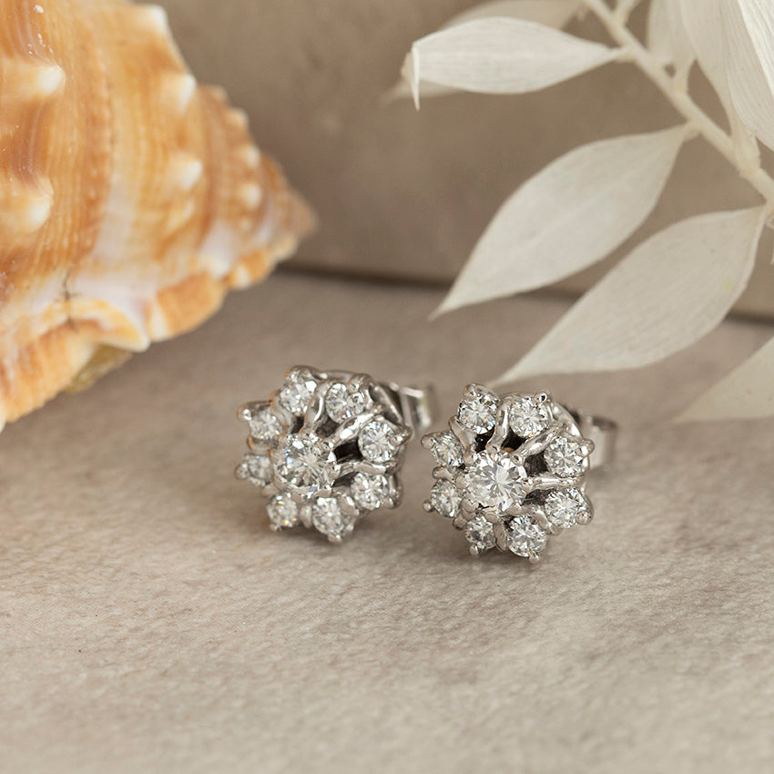 Witgouden entourage oorstekers met diamant 14 karaat