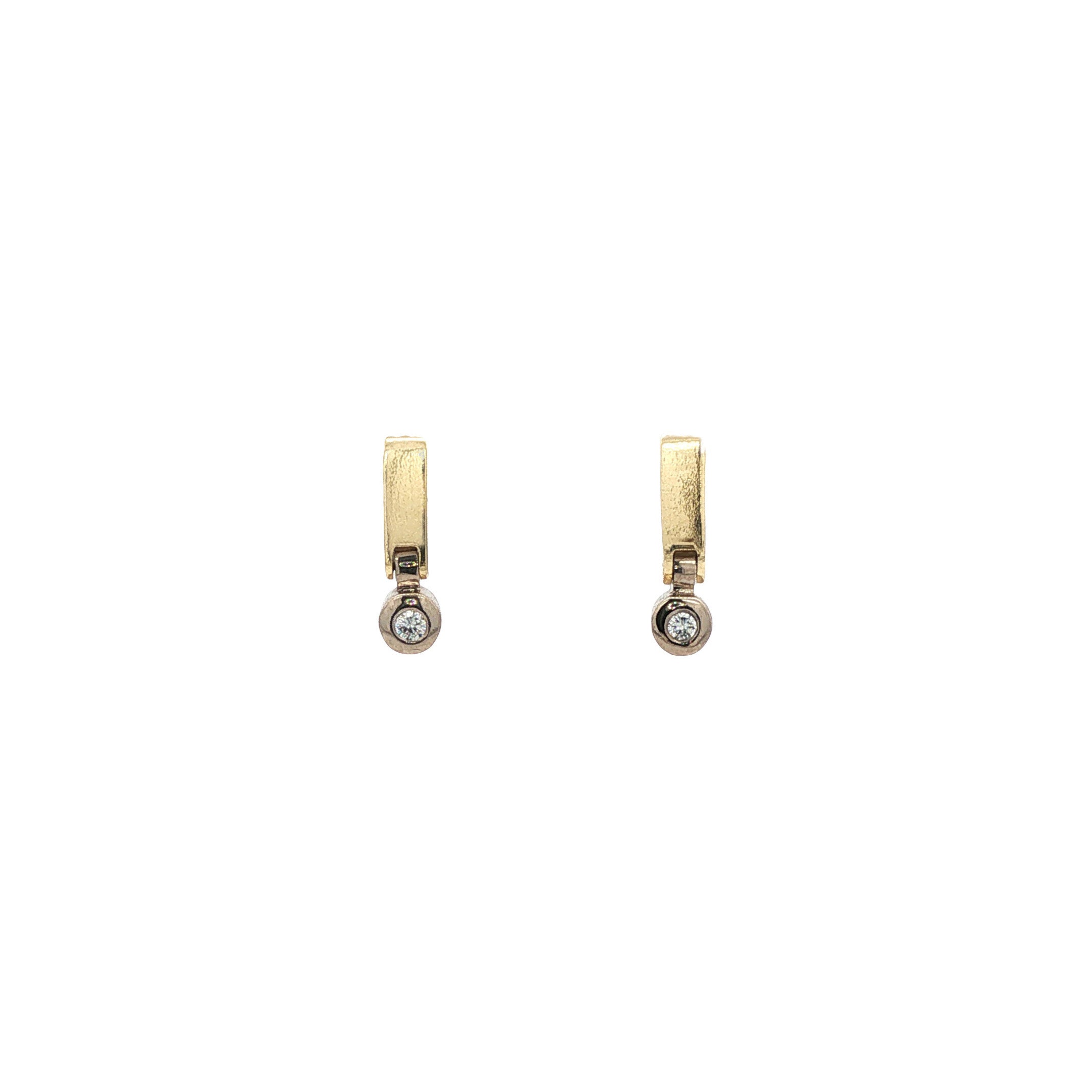 Gouden oorstekers met diamant 14 karaat