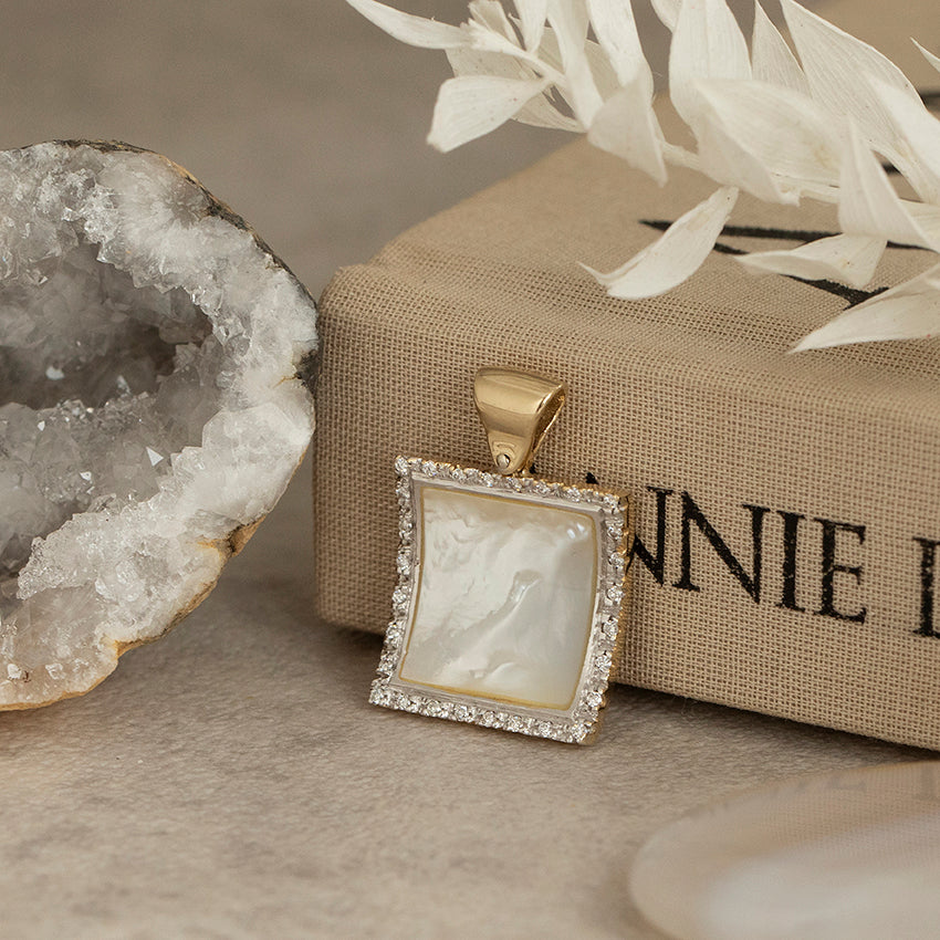 Gouden hanger met parelmoer en diamant 14 karaat
