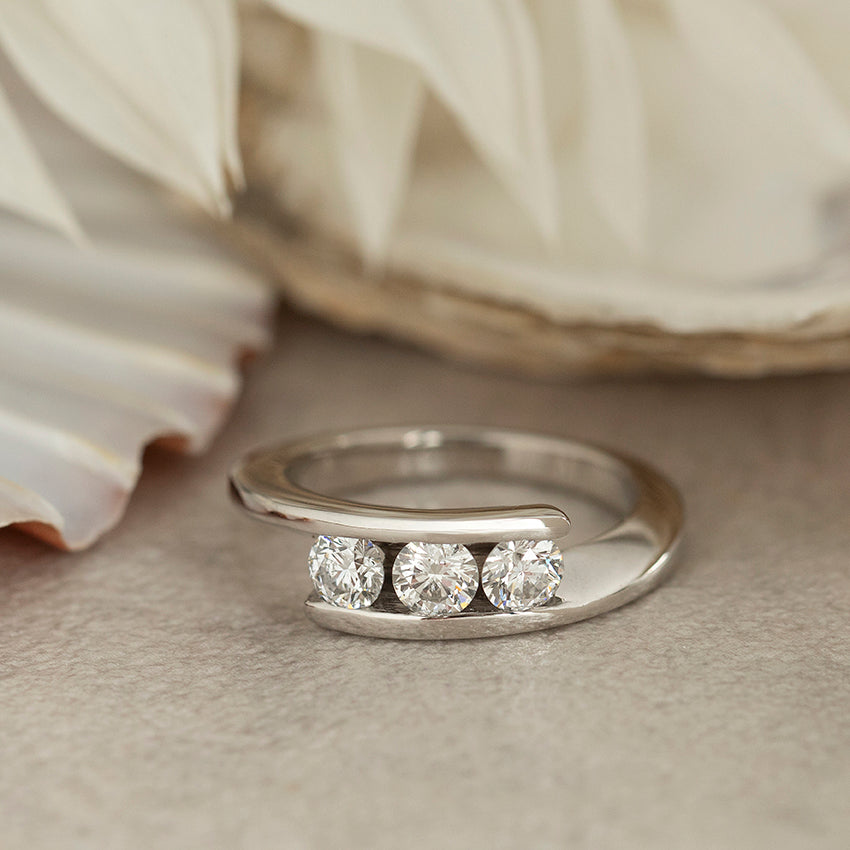 Witgouden slagring met diamant 18 karaat