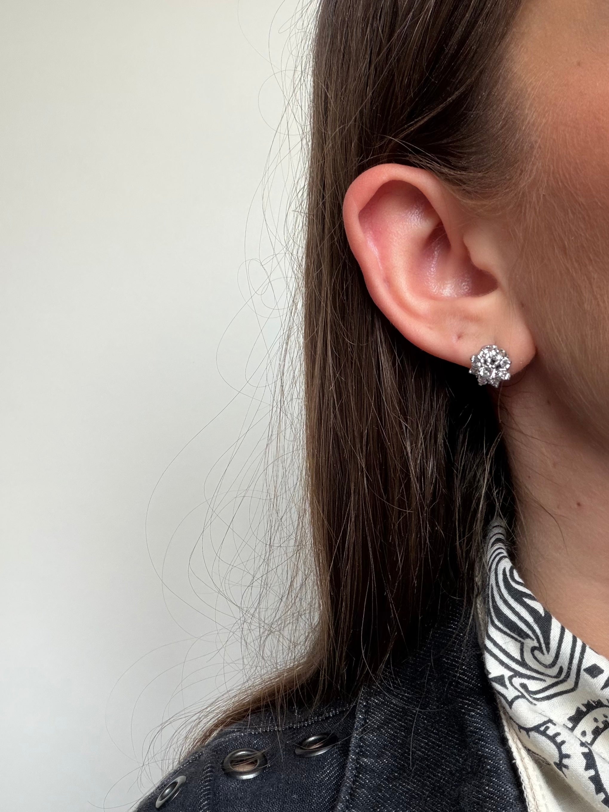 Witgouden entourage oorstekers met diamant 14 karaat