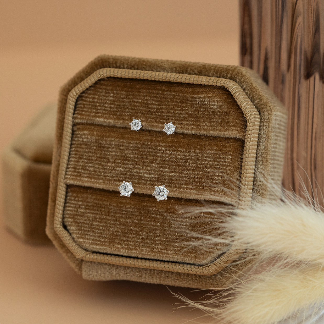 White gold solitaire ear stud with diamond 14 kt