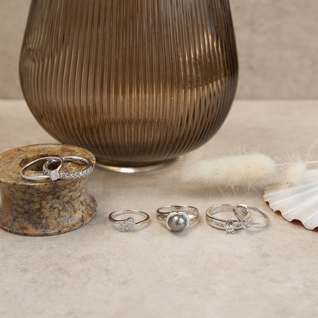 White gold ring with gray pearl 14 karat