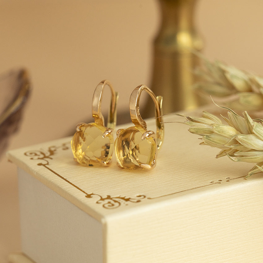 Gold ear jewelry with colored gemstone 18 karat