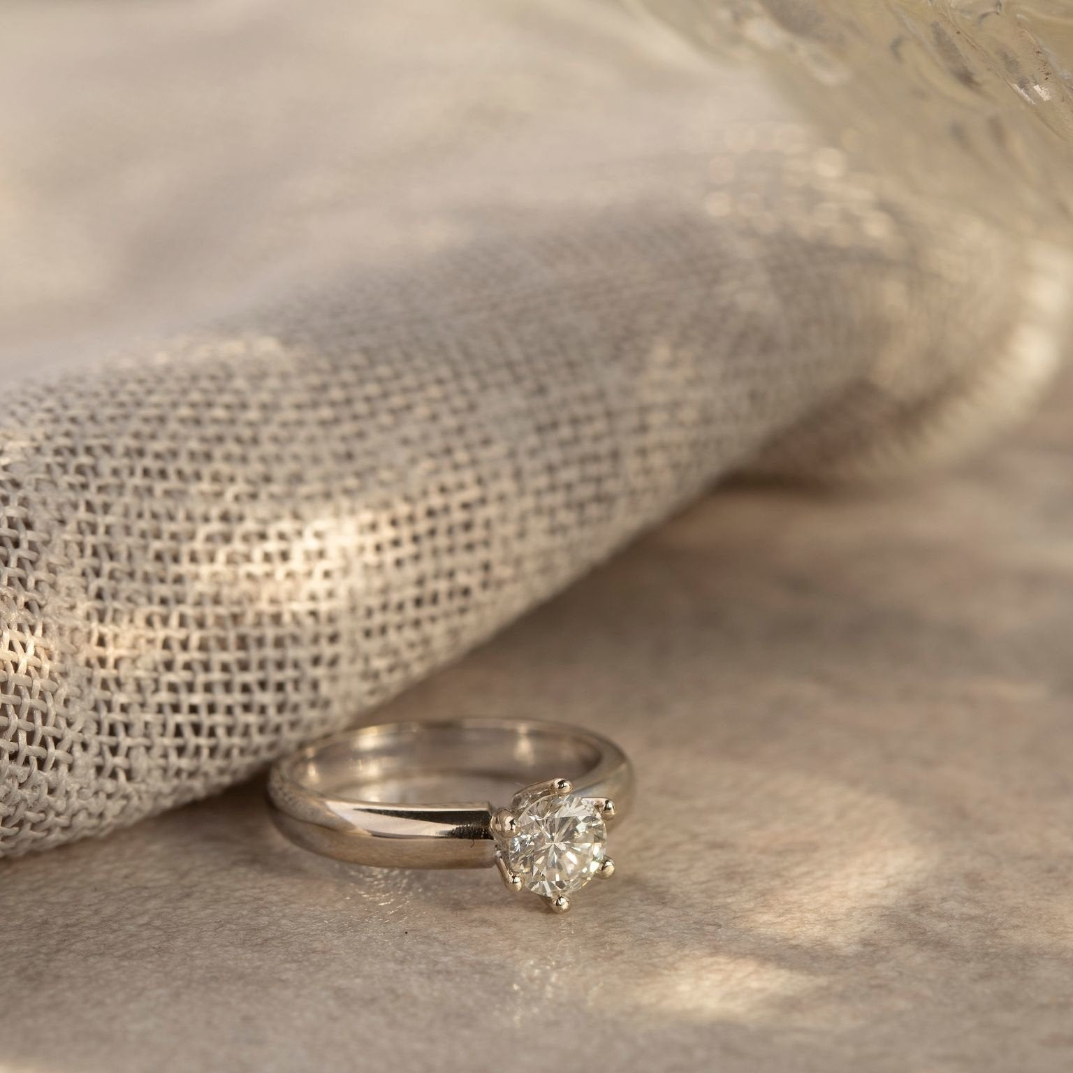 Gold solitaire ring with diamond 14 kt