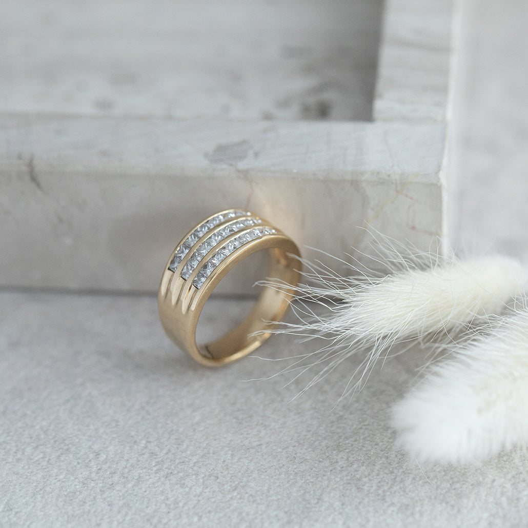 Gold ring with princess-cut diamond 18 karat