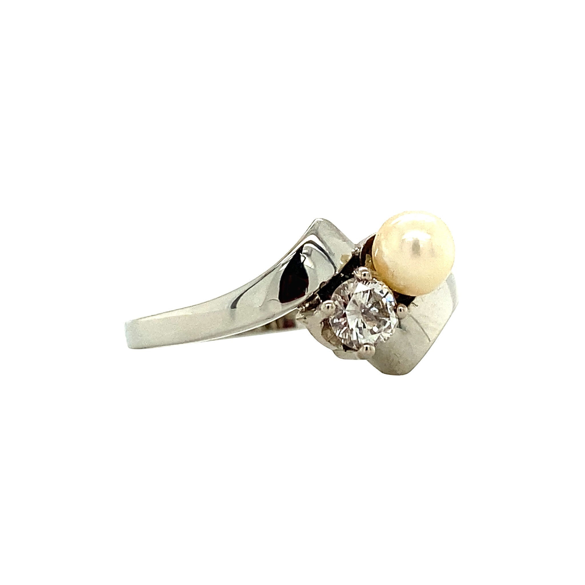 White gold ring with pearl and diamond 14 kt