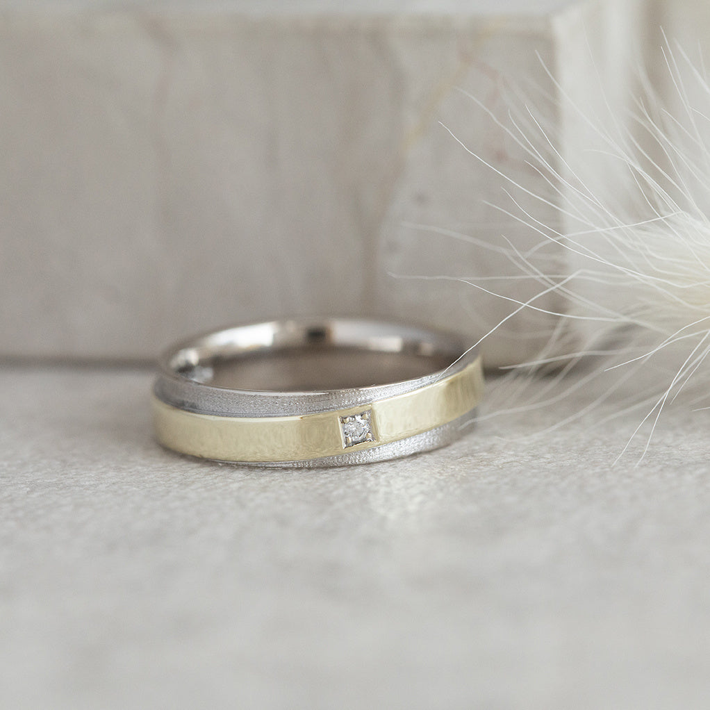 Bicolour gouden trouwring met diamant 14 karaat