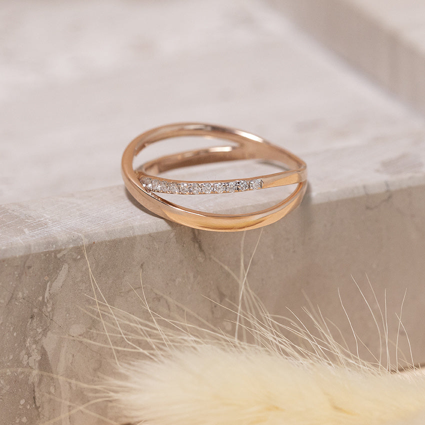 Rose-gold hammered ring with diamond 18 karat