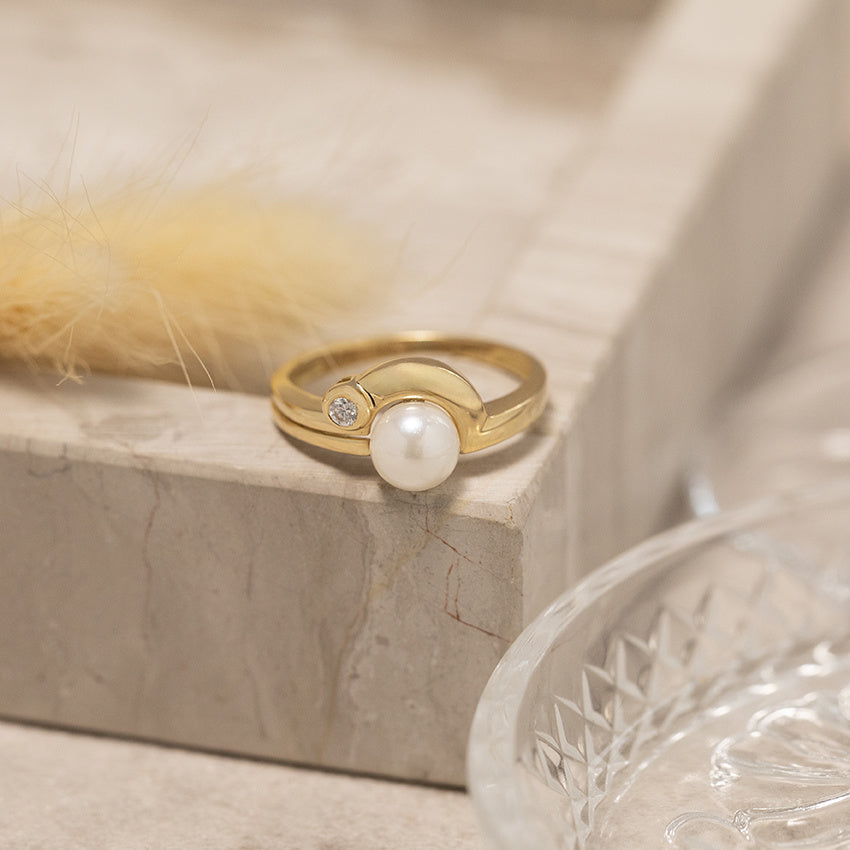 Gold ring with zirconia and pearl 18 karat