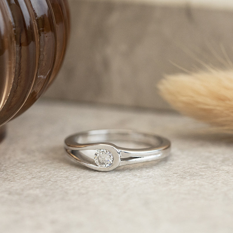 White gold ring with diamond 18 karat