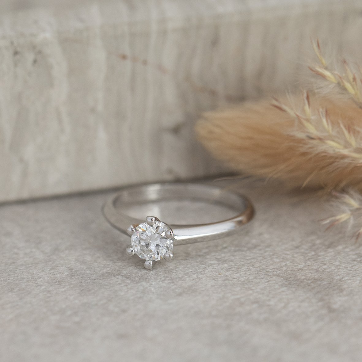 White gold solitaire ring with diamond 0.50ct. 14 karat* New