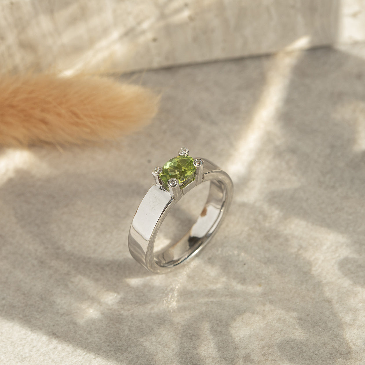 White gold ring with peridot and diamond 14 karat