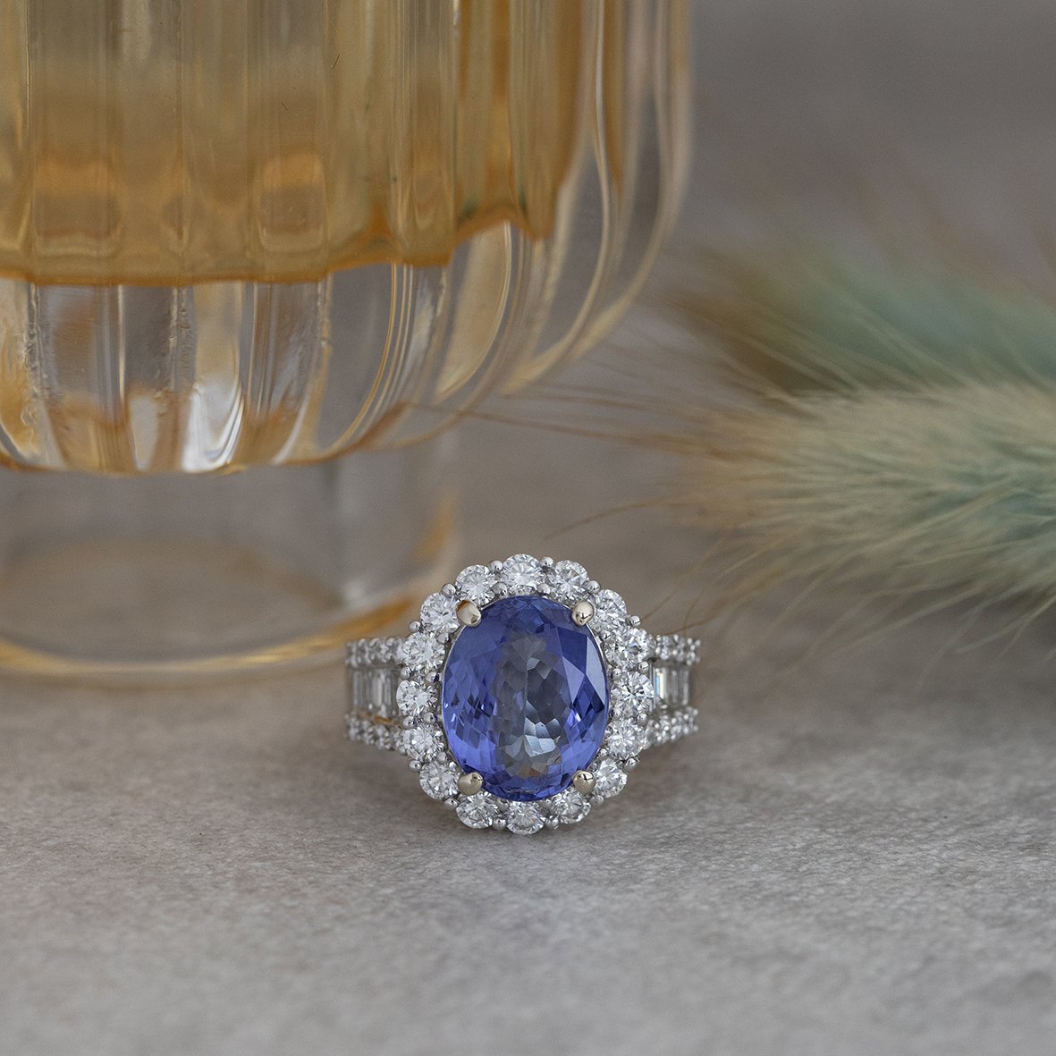 White gold entourage ring with tanzanite and diamond 18 kt