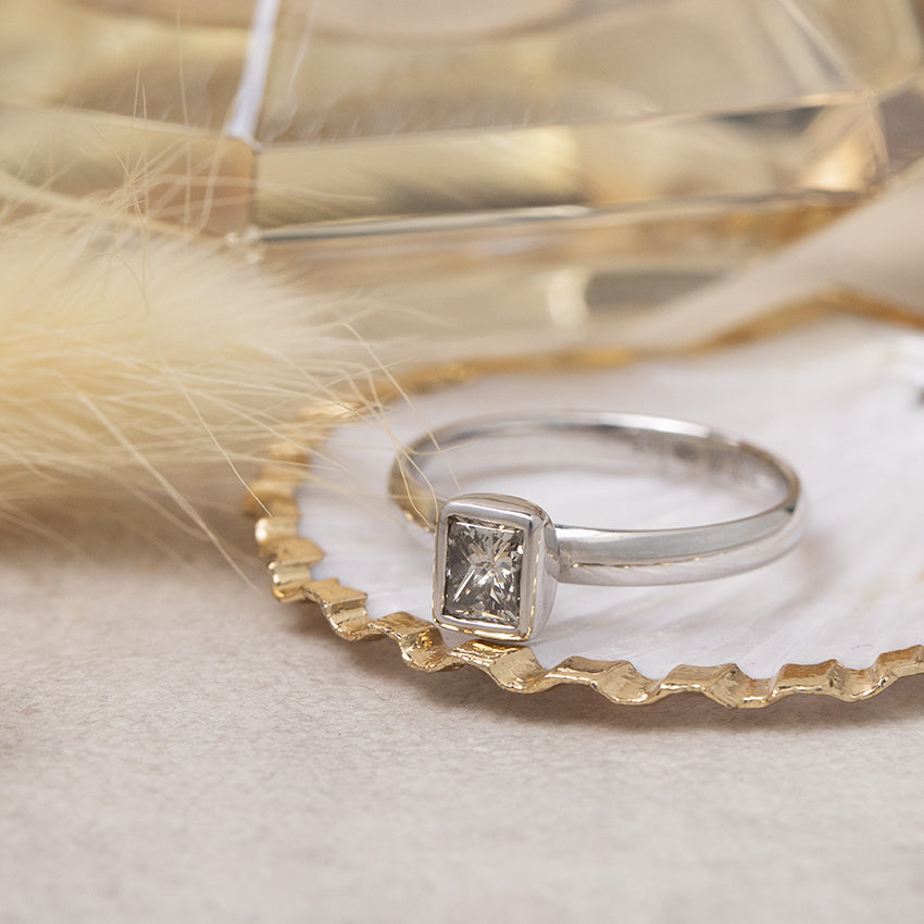 White gold ring with diamond 14 karat