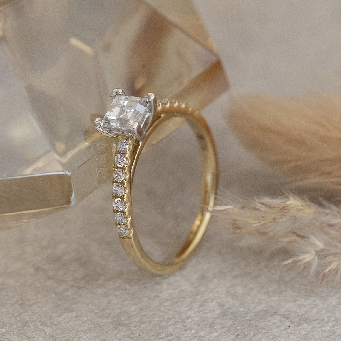 Gold ring with princess-cut diamond 18 karat* new