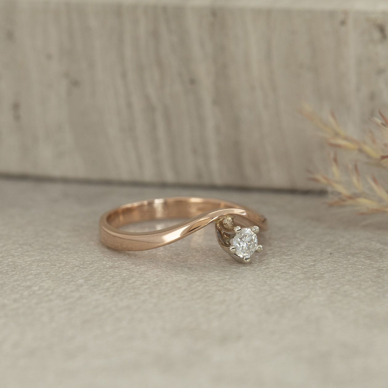 Rose gold solitaire ring with diamond 14 kt
