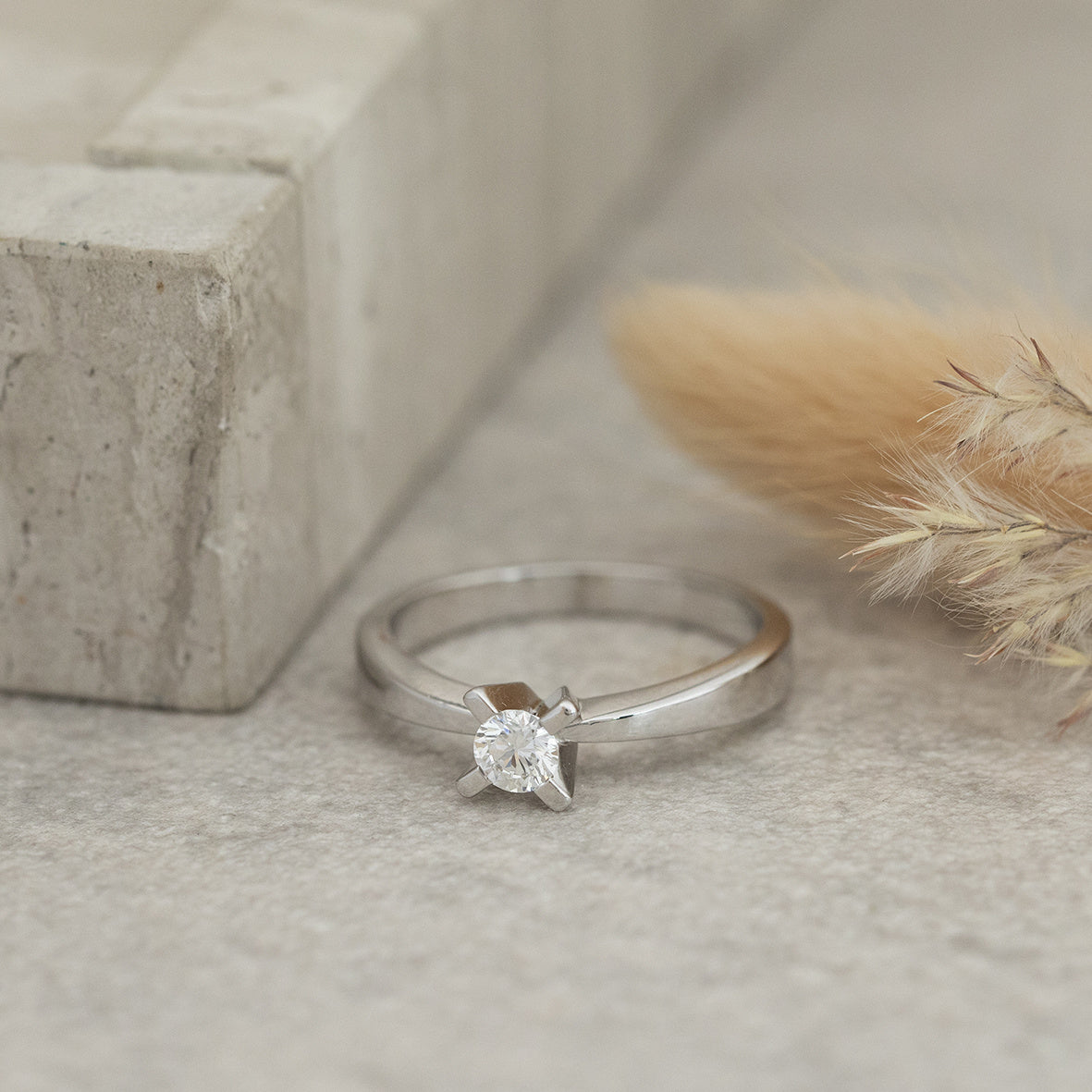 White gold solitaire ring with diamond 18 karat