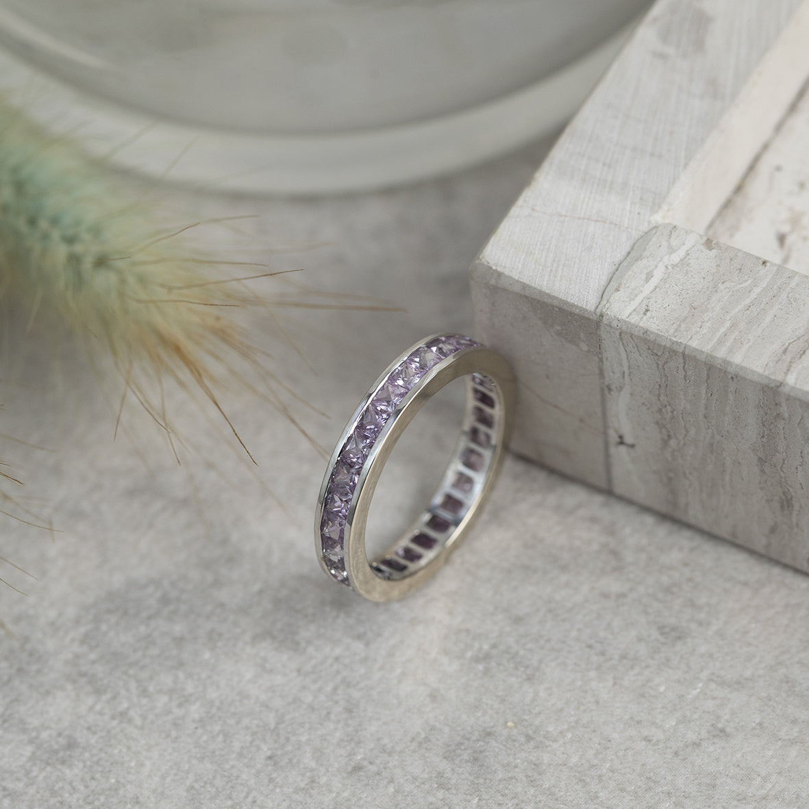 White gold alliance ring with pink sapphire 18 kt