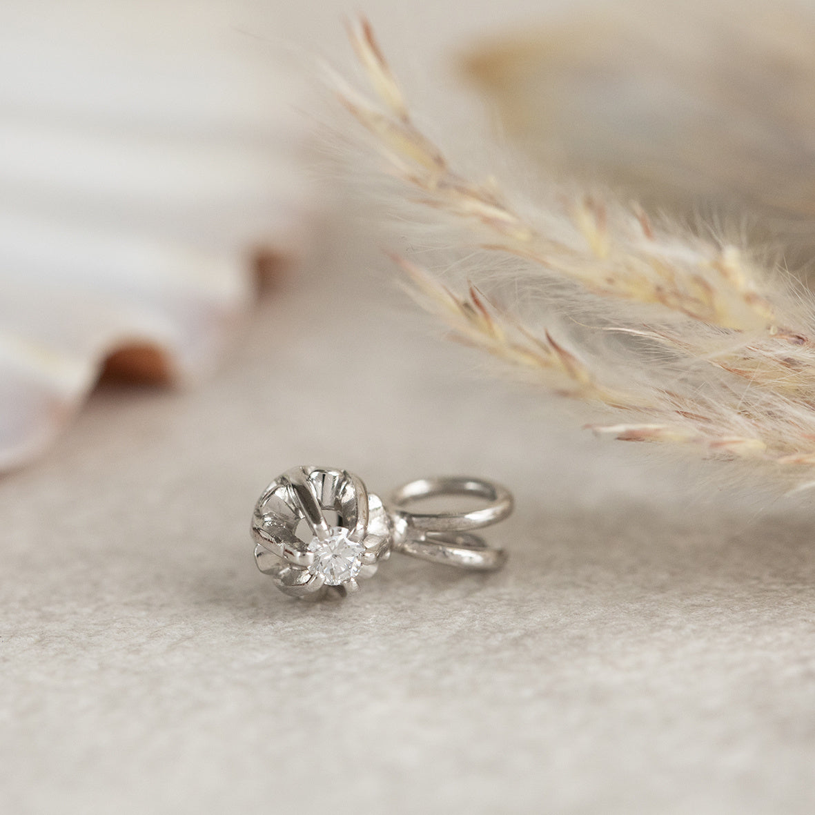 White gold solitaire pendant with diamond 14 kt