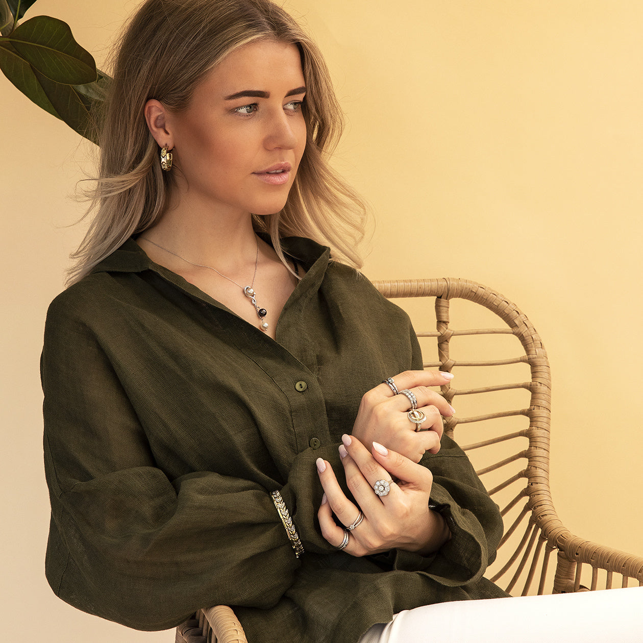 White gold pendant with pearls and diamond 18 karat