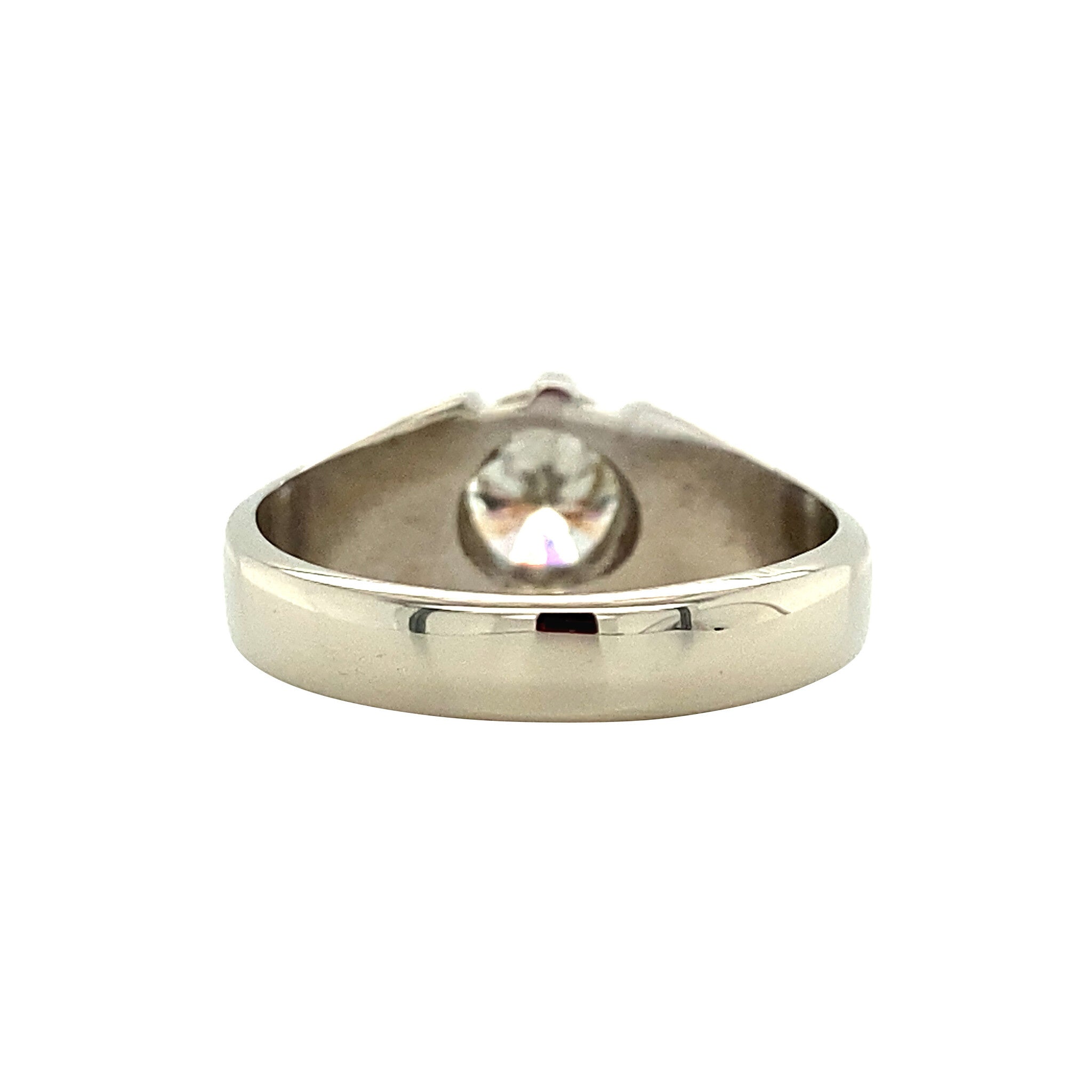 White gold ring with 14 kt diamond