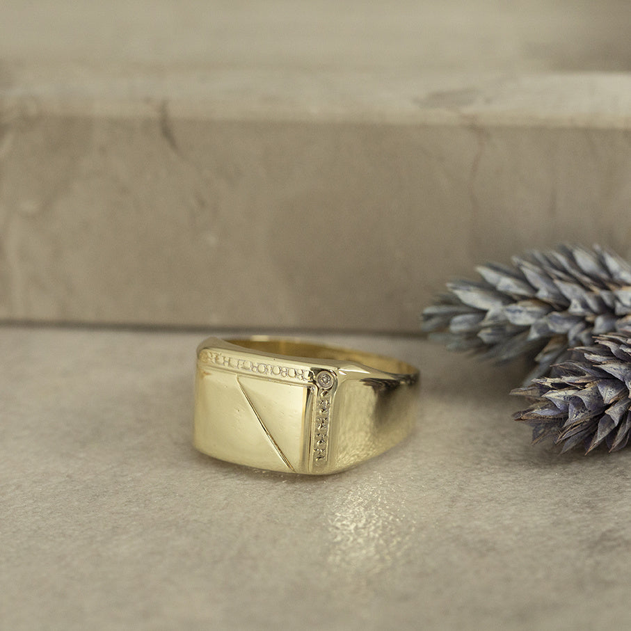 Gouden zegelring met diamant 14 karaat