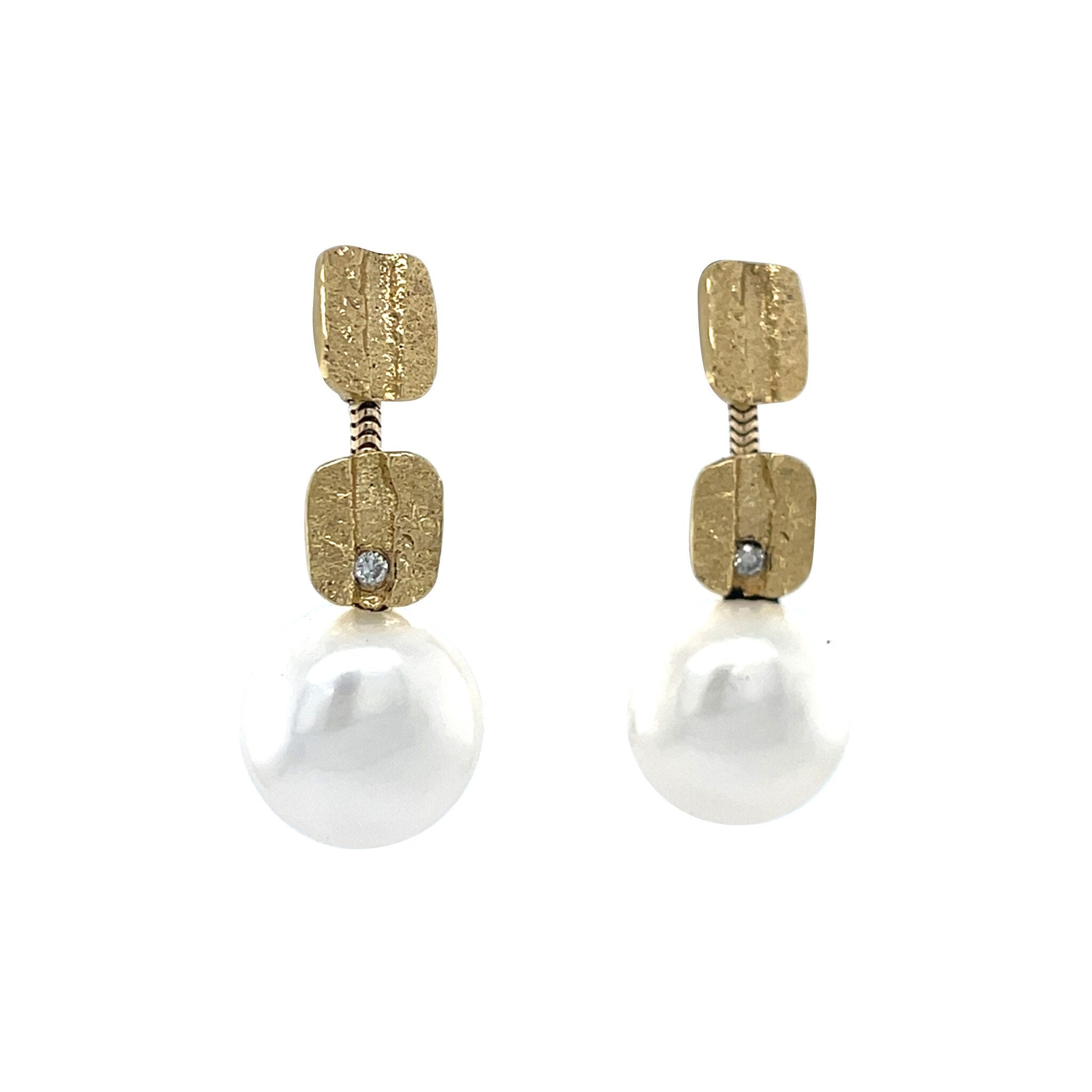Gold stud earrings with pearl and diamond 18 kt