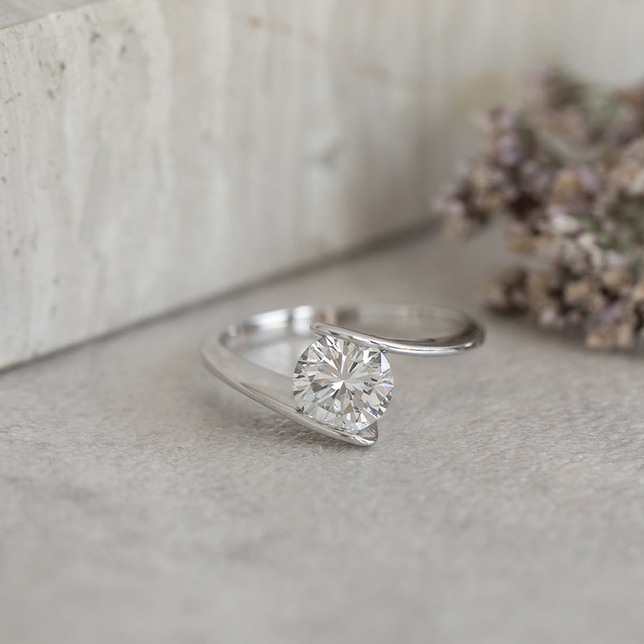 White gold hammered ring with diamond 18 karat