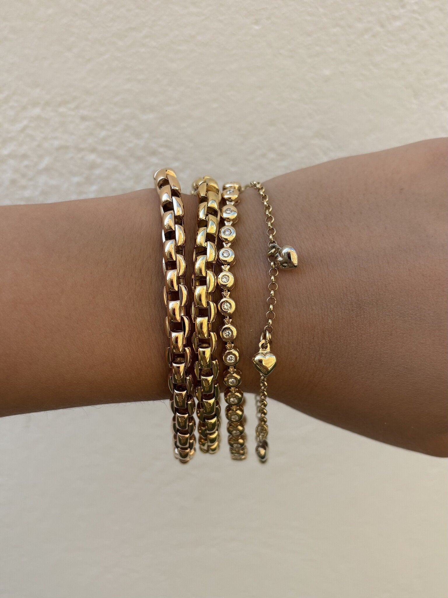 Gold tennis bracelet with diamond 14 karat