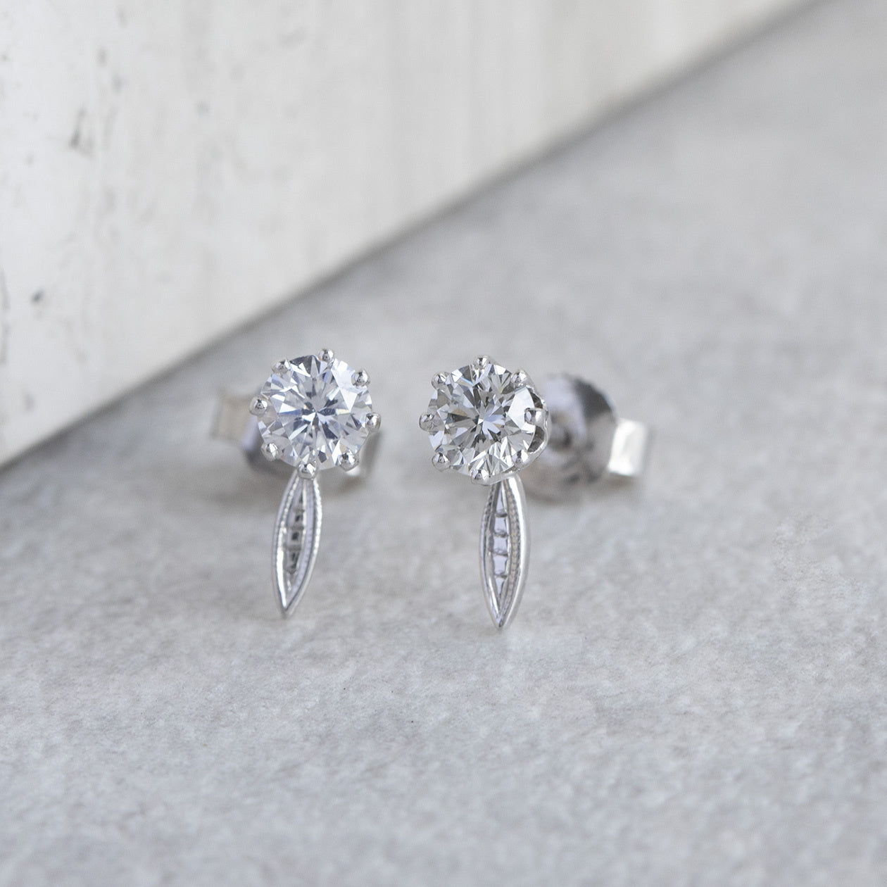 White gold stud earrings with diamond 14 kt