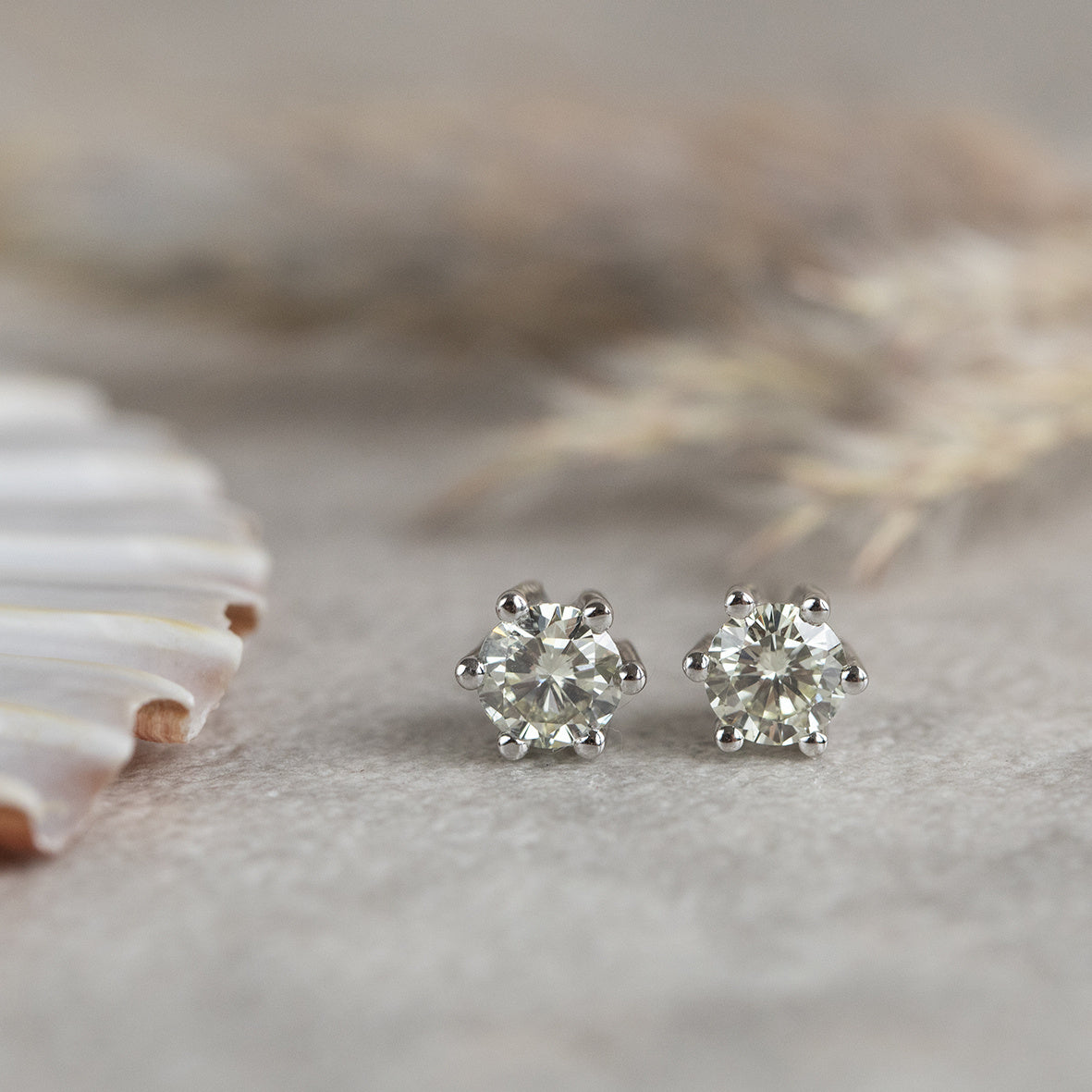 White gold solitaire stud earrings with diamond 14 kt