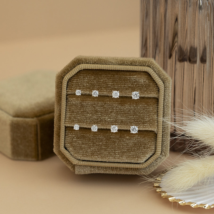 White gold solitaire stud earrings with diamond 14 kt