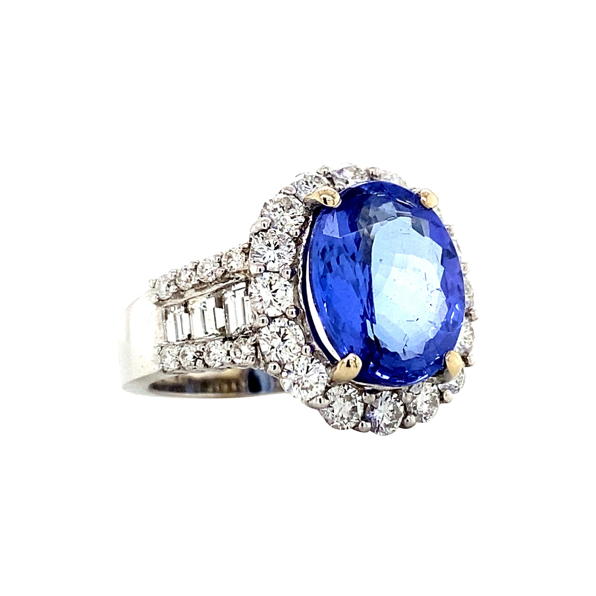 White gold entourage ring with tanzanite and diamond 18 kt