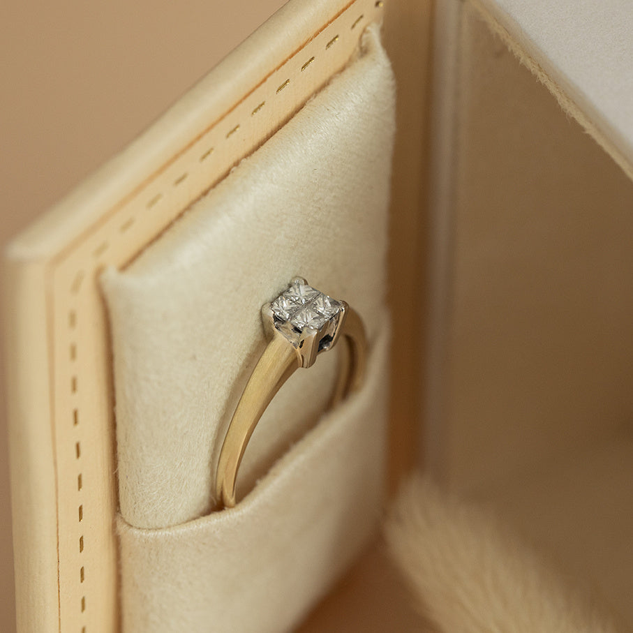 Ring with diamond 9 karat