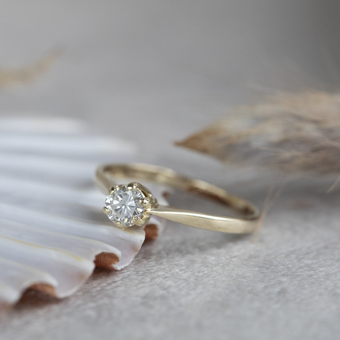 Gold solitaire ring with diamond 14 kt