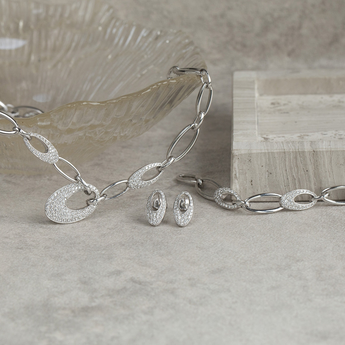 White gold choker with diamond 47 cm 14 karat* new