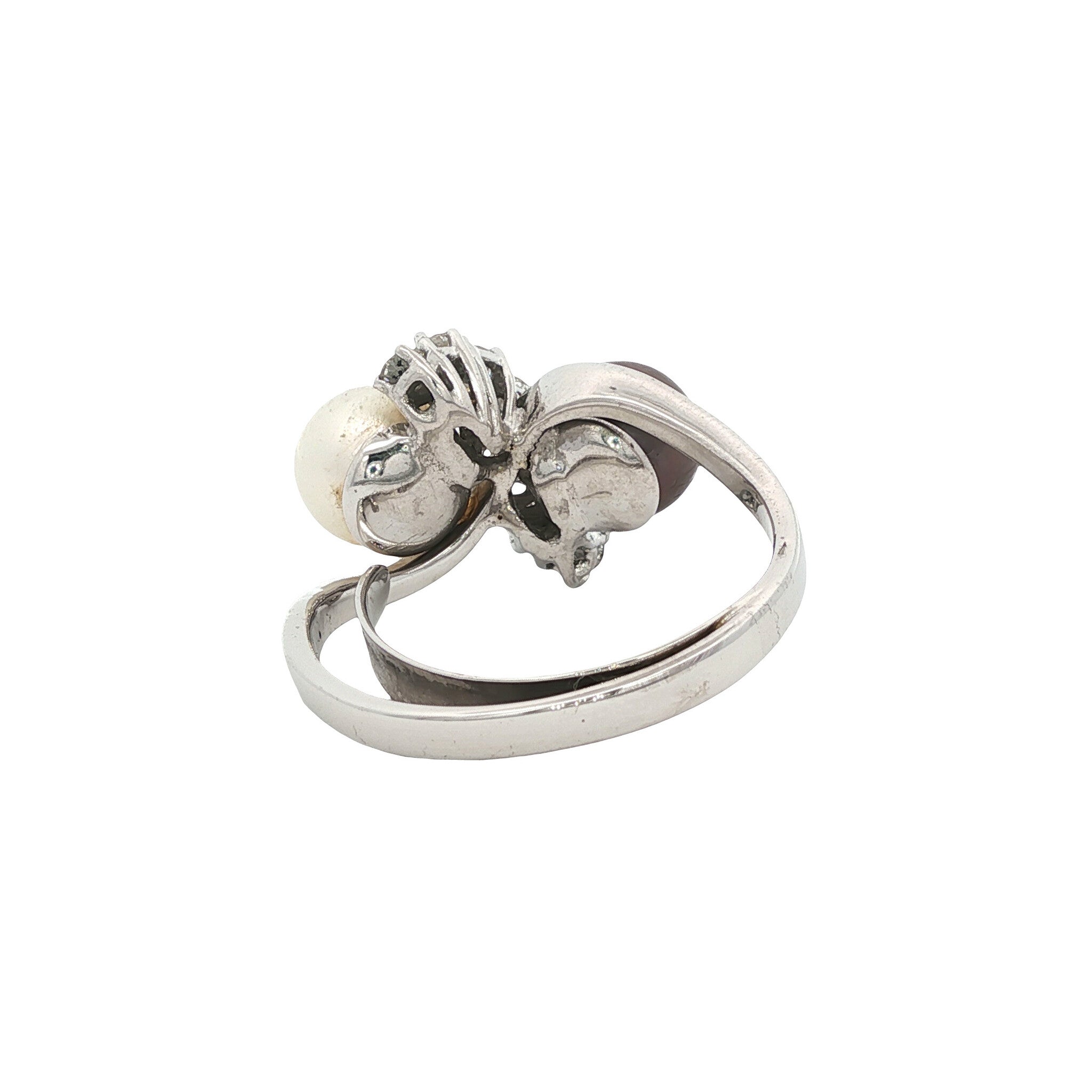 14-karat white gold ring with a diamond and pearls