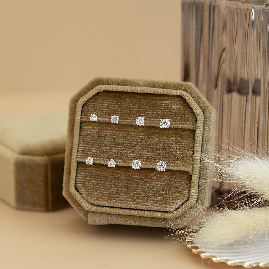 White gold solitaire stud earrings with diamond 14 kt