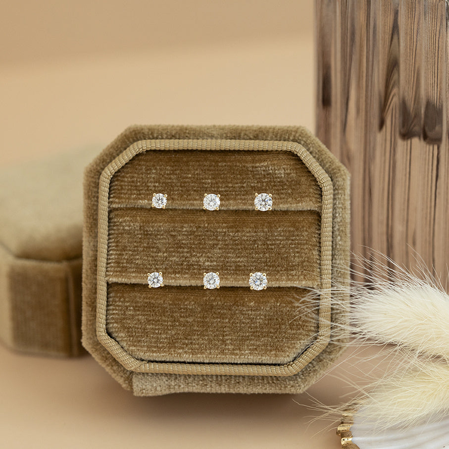 Yellow-gold solitaire stud earrings with diamond 14 kt