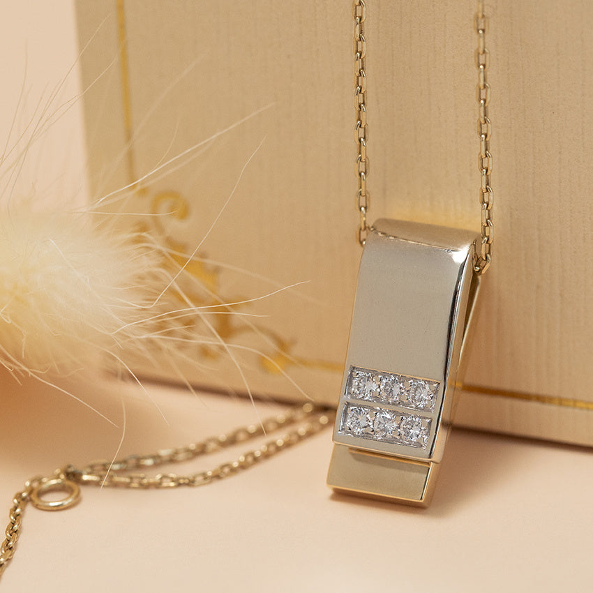 Gold pendant with diamond from Le chic 18 karat