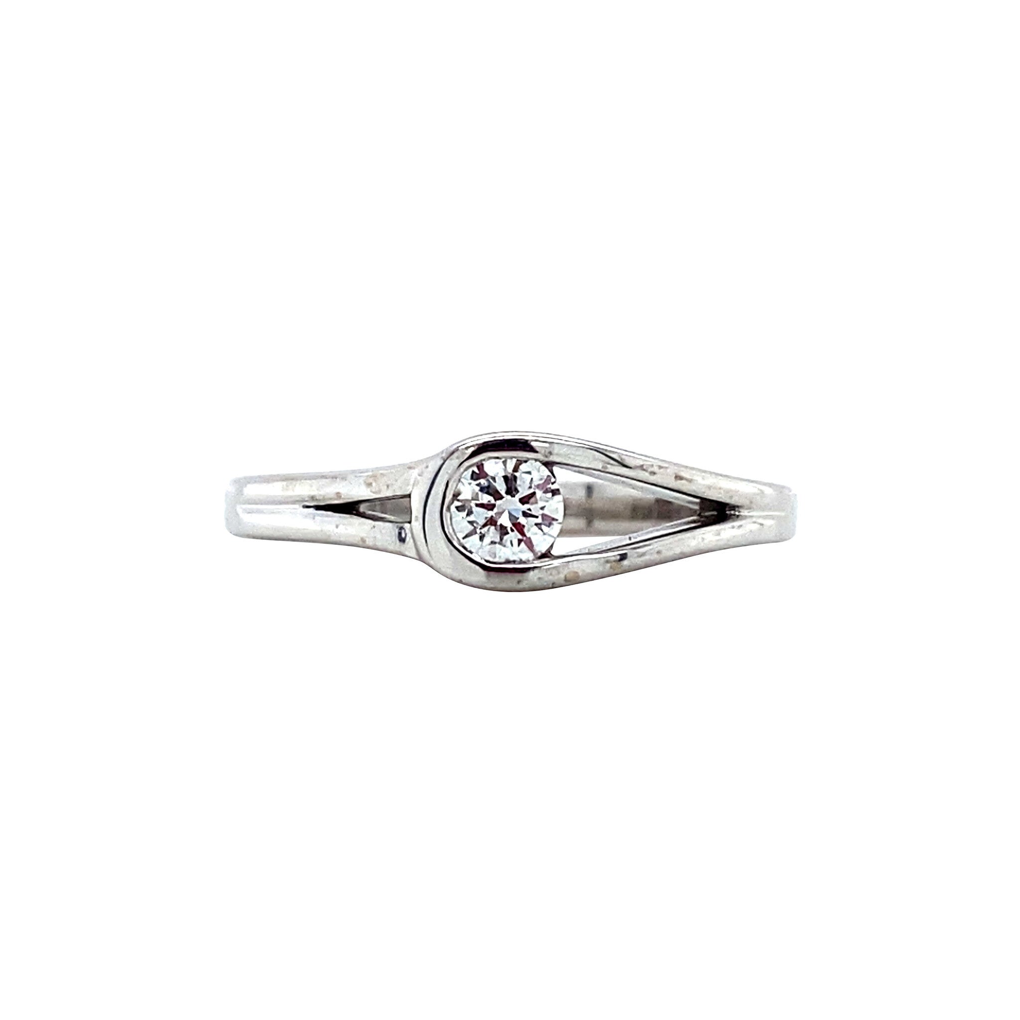 White gold ring with diamond 18 karat