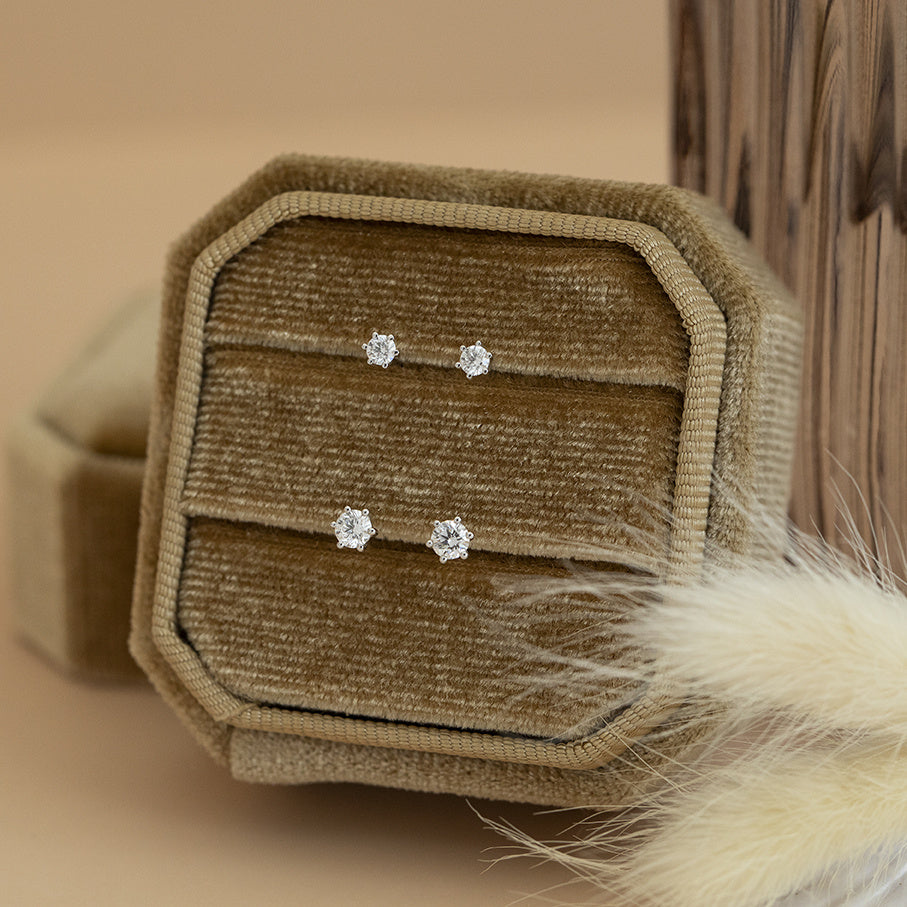 White gold solitaire stud earrings with diamond 14 kt