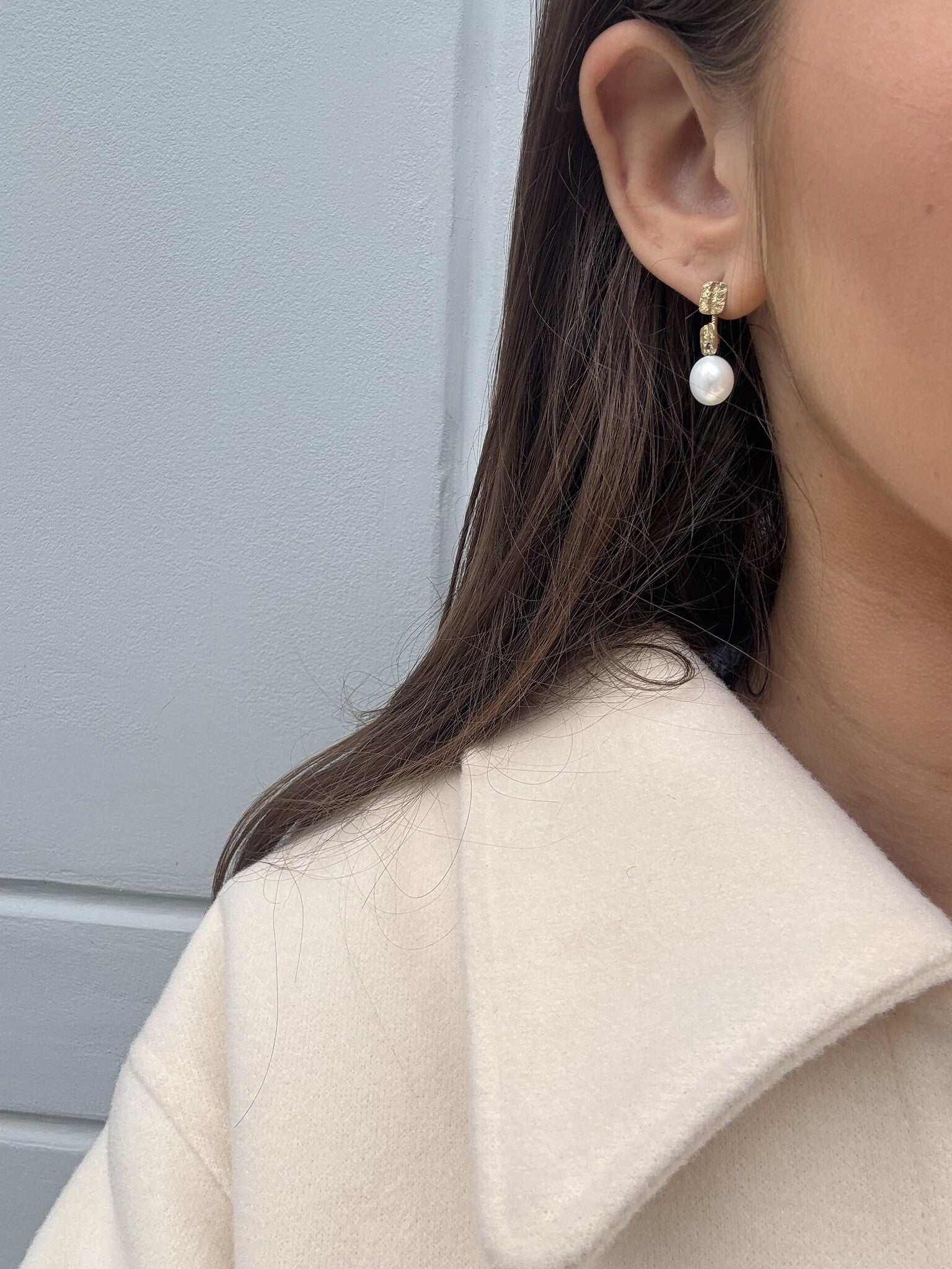 Gold stud earrings with pearl and diamond 18 kt